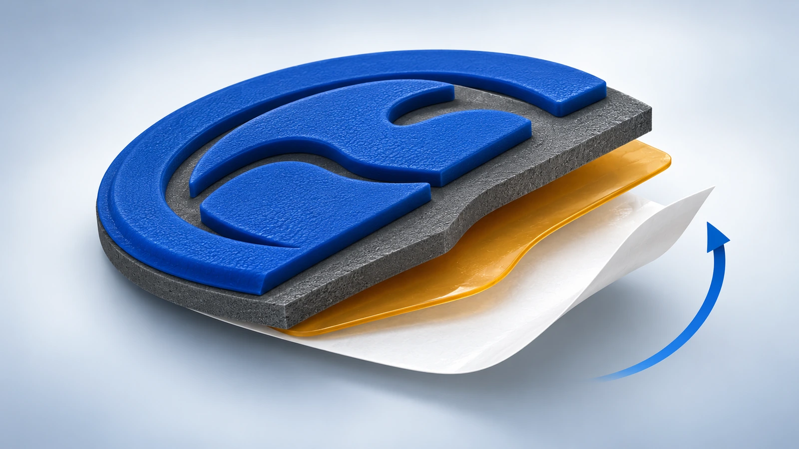 Yükseltilmiş logo katmanı, taban, yapışkan tabaka ve soyulan ayırıcı liner gösteren yumuşak PVC kauçuk yamanın kesit görünümü