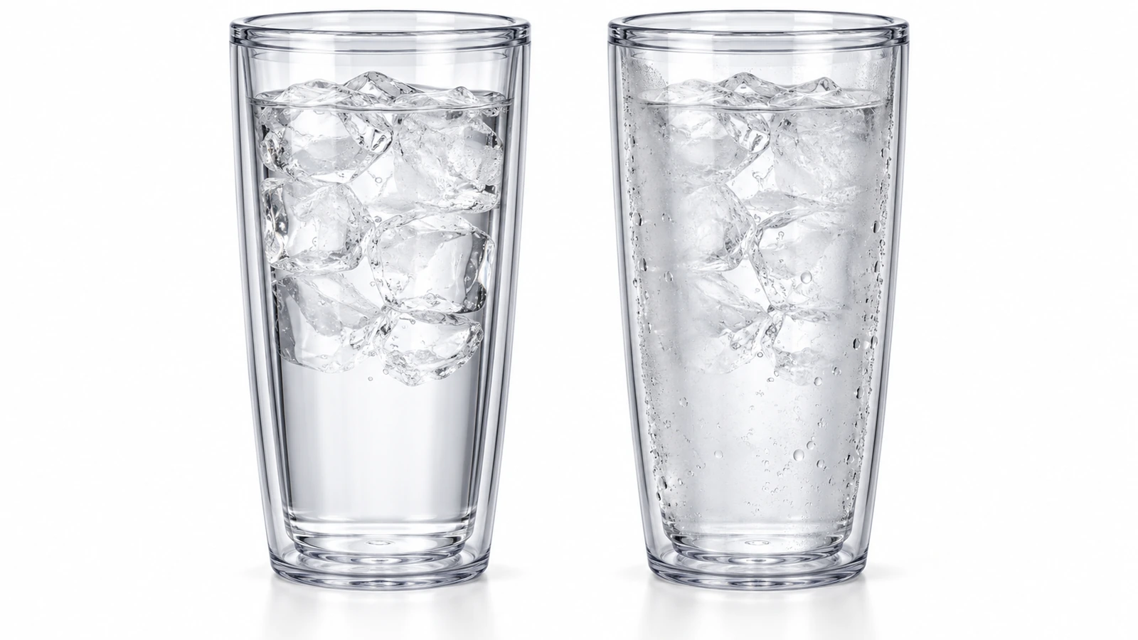 Yan yana iki çift duvarlı tumbler; biri tamamen şeffaf, diğeri ise iç ve dış duvar arasında görünen damlacıklarla bulutlu, buğulu bir bant içeriyor