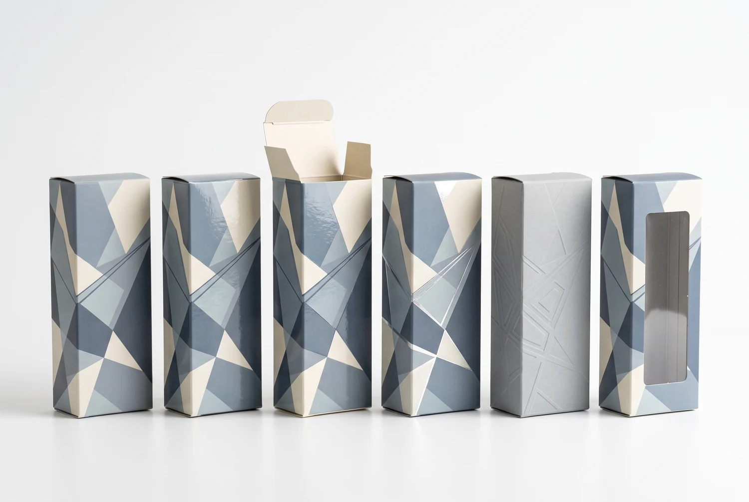 Açık ve kapalı konumdaki kıvırma kapaklarının farklı düzenlerine sahip altı geometrik desenli katlanır karton kutu