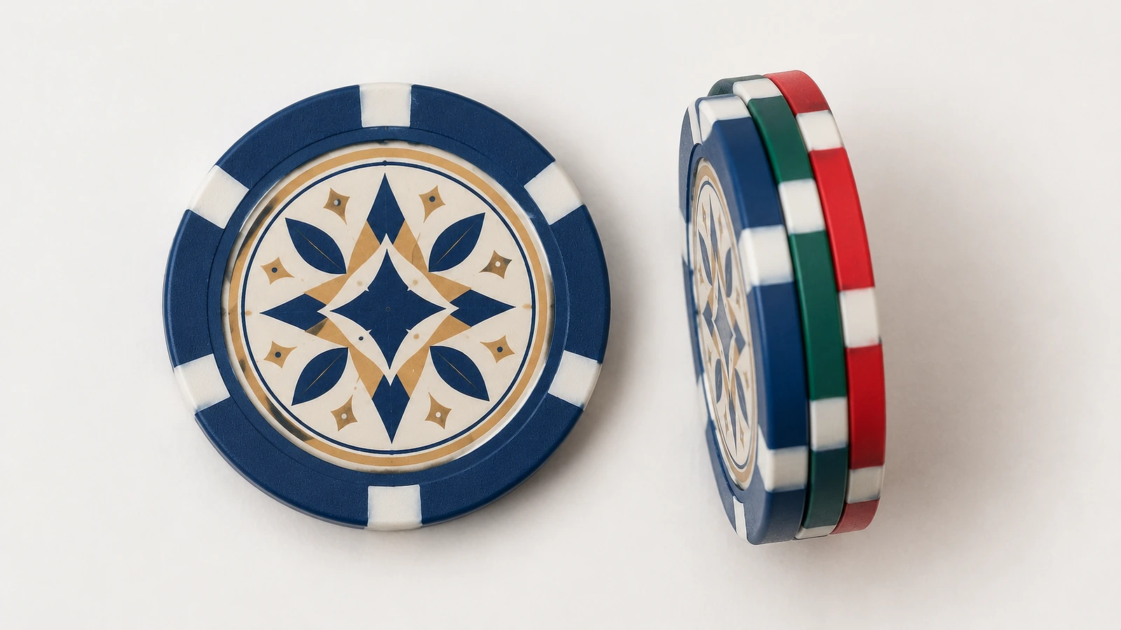 Mavi, yeşil ve kırmızı kenar renkleriyle yüzden ve kenardan gösterilen geometrik desenli poker çipleri