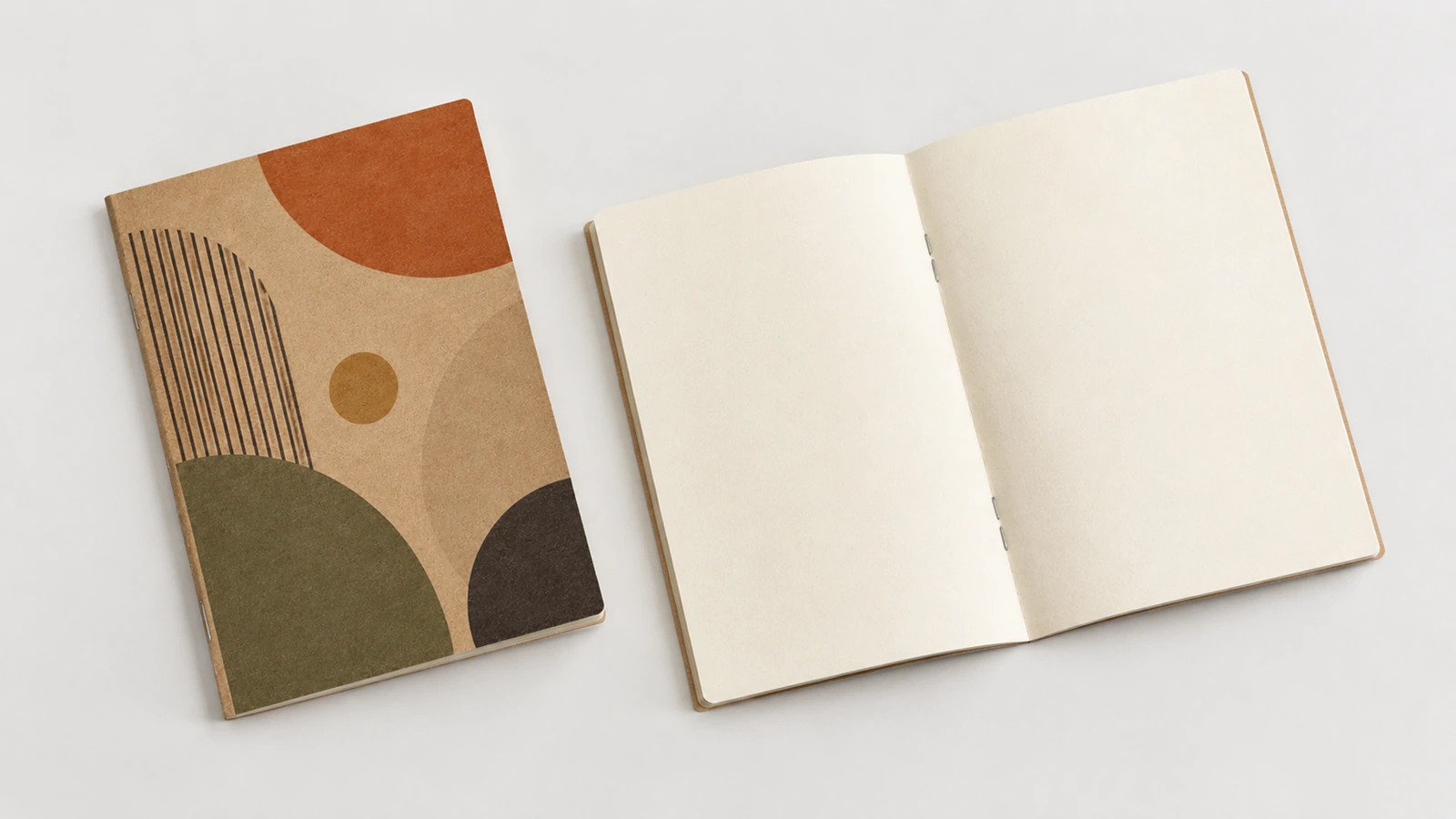 Örnek kapalı geometrik desenli kraft defter ve yanında açık boş bir defter