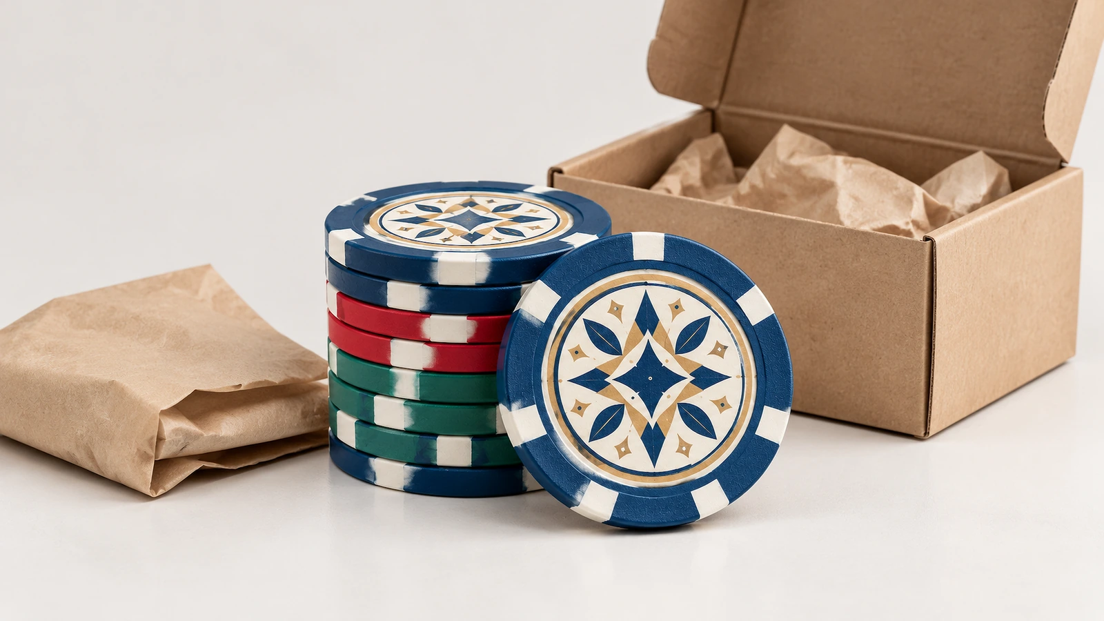 Açık kraft kutusu ve kağıda sarılı bir ürünün yanında çok renkli poker çipi yığını